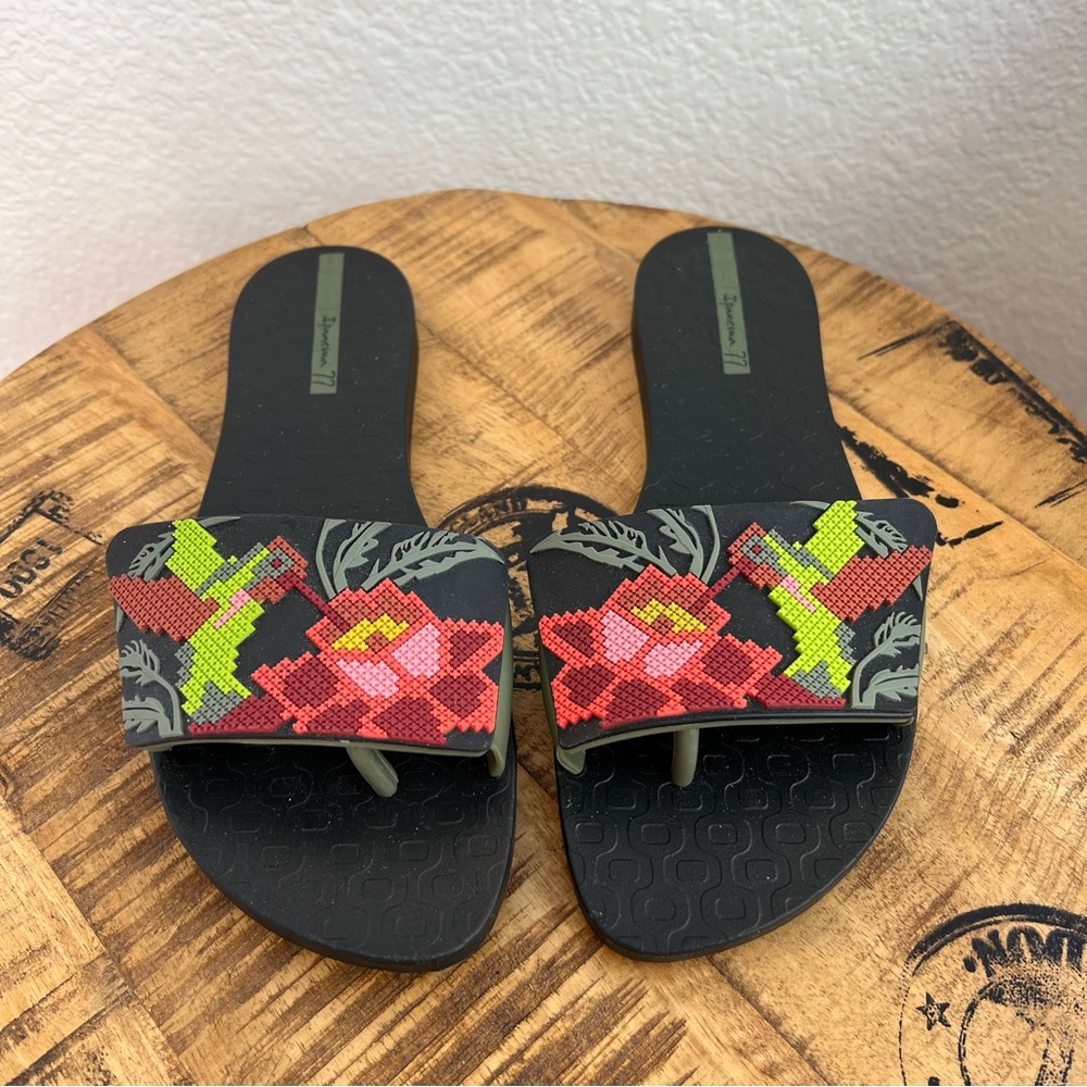 Ipanema Black Sandals with Hummingbirds - Picture 3 of 7